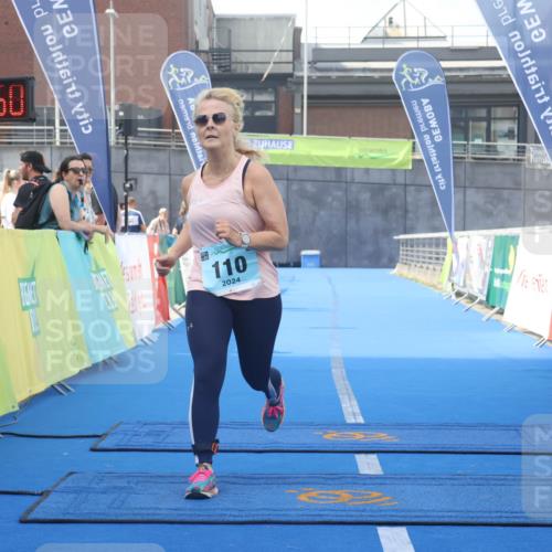 11.08.2024 - GEWOBA Citytriathlon Bremen Lena Gebhardt http://msf.ph/oto/6789528 11.08.2024 11:27:53 Ziel 110 meine-sportfotos.de