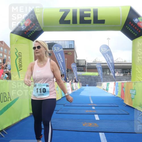 11.08.2024 - GEWOBA Citytriathlon Bremen Lena Gebhardt http://msf.ph/oto/6789543 11.08.2024 11:27:55 Ziel 110 meine-sportfotos.de