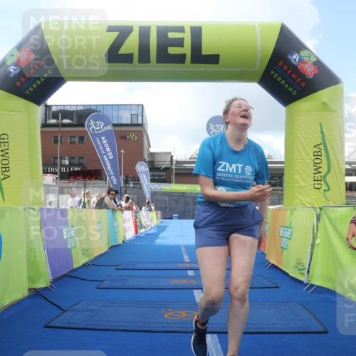 11.08.2024 - GEWOBA Citytriathlon Bremen Lena Gebhardt http://msf.ph/oto/6789620 11.08.2024 11:29:35 Ziel 37 meine-sportfotos.de