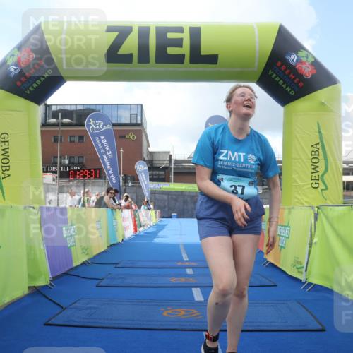 11.08.2024 - GEWOBA Citytriathlon Bremen Lena Gebhardt http://msf.ph/oto/6789622 11.08.2024 11:29:35 Ziel 37 meine-sportfotos.de