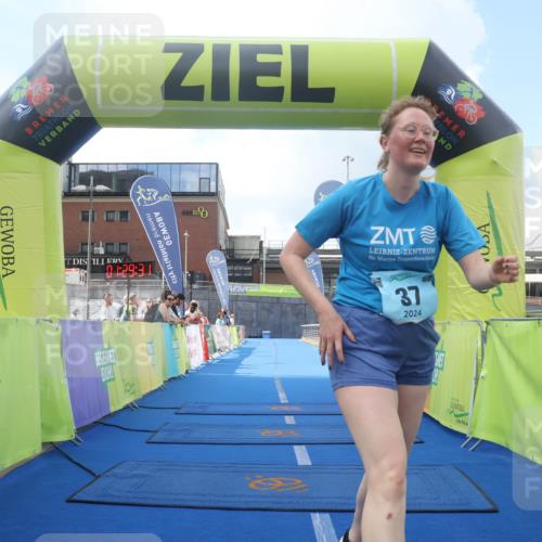 11.08.2024 - GEWOBA Citytriathlon Bremen Lena Gebhardt http://msf.ph/oto/6789623 11.08.2024 11:29:35 Ziel 37 meine-sportfotos.de