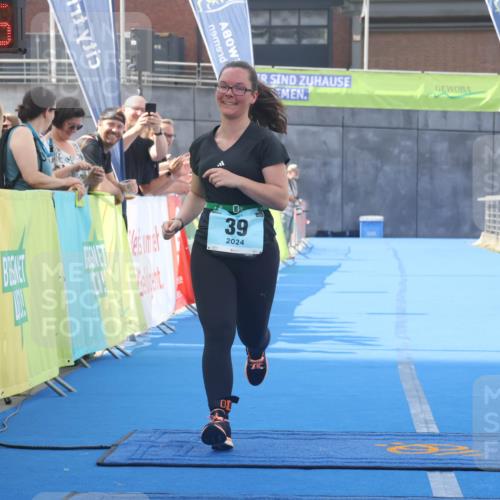 11.08.2024 - GEWOBA Citytriathlon Bremen Lena Gebhardt http://msf.ph/oto/6789741 11.08.2024 11:31:10 Ziel 39 meine-sportfotos.de