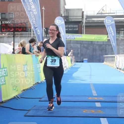 11.08.2024 - GEWOBA Citytriathlon Bremen Lena Gebhardt http://msf.ph/oto/6789745 11.08.2024 11:31:11 Ziel 39 meine-sportfotos.de