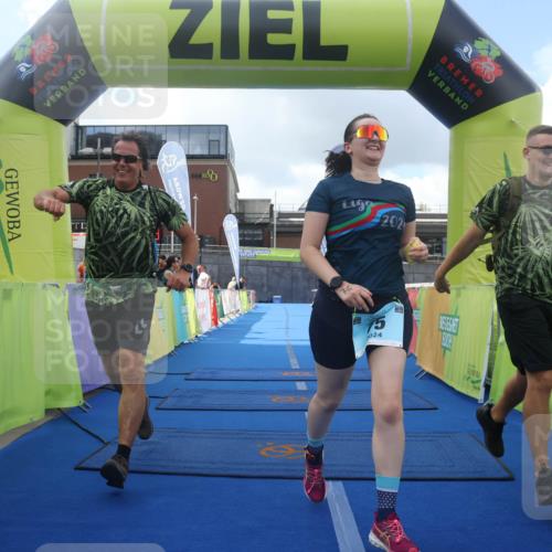 11.08.2024 - GEWOBA Citytriathlon Bremen Lena Gebhardt http://msf.ph/oto/6789800 11.08.2024 11:31:52 Ziel 75 meine-sportfotos.de