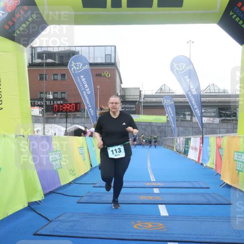 11.08.2024 - GEWOBA Citytriathlon Bremen Lena Gebhardt http://msf.ph/oto/6790021 11.08.2024 11:39:04 Ziel 113 meine-sportfotos.de