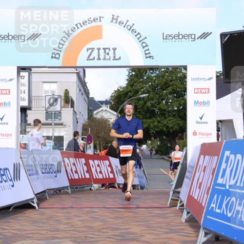 25.08.2024 - 20. Blankeneser Heldenlauf Strokosch-Dieckow http://msf.ph/oto/6816321 25.08.2024 09:39:35 Ziel 145, 156, 265 meine-sportfotos.de