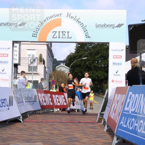 25.08.2024 - 20. Blankeneser Heldenlauf Strokosch-Dieckow http://msf.ph/oto/6816509 25.08.2024 09:40:14 Ziel 220, 221 meine-sportfotos.de