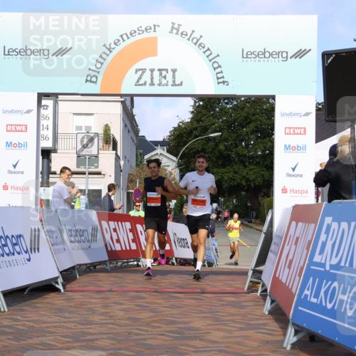 25.08.2024 - 20. Blankeneser Heldenlauf Strokosch-Dieckow http://msf.ph/oto/6816516 25.08.2024 09:40:15 Ziel 220, 221 meine-sportfotos.de