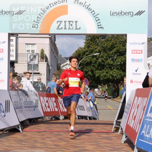 25.08.2024 - 20. Blankeneser Heldenlauf Strokosch-Dieckow http://msf.ph/oto/6817110 25.08.2024 10:14:29 Ziel 6389 meine-sportfotos.de
