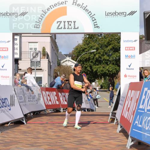 25.08.2024 - 20. Blankeneser Heldenlauf Strokosch-Dieckow http://msf.ph/oto/6817492 25.08.2024 10:15:45 Ziel 6379 meine-sportfotos.de