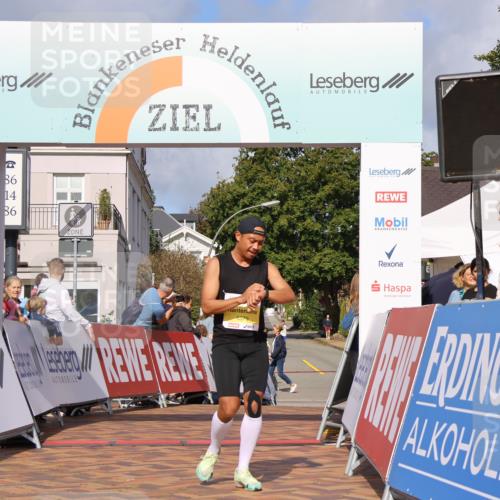 25.08.2024 - 20. Blankeneser Heldenlauf Strokosch-Dieckow http://msf.ph/oto/6817530 25.08.2024 10:15:46 Ziel 6379 meine-sportfotos.de
