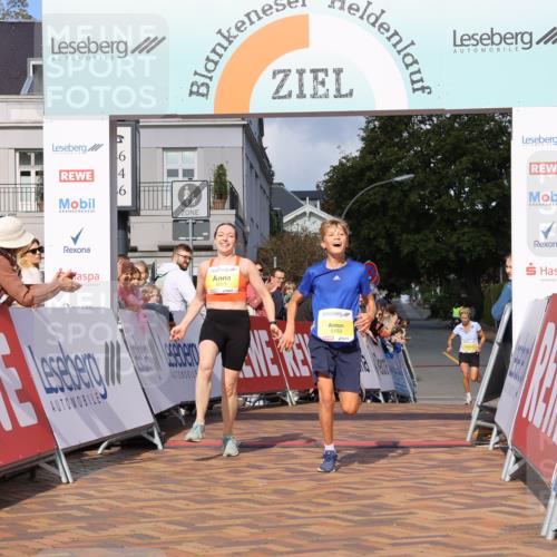 25.08.2024 - 20. Blankeneser Heldenlauf Strokosch-Dieckow http://msf.ph/oto/6817858 25.08.2024 10:17:21 Ziel 6273, 6457, 6459 meine-sportfotos.de