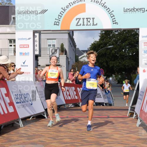 25.08.2024 - 20. Blankeneser Heldenlauf Strokosch-Dieckow http://msf.ph/oto/6817869 25.08.2024 10:17:21 Ziel 6273, 6457, 6459 meine-sportfotos.de