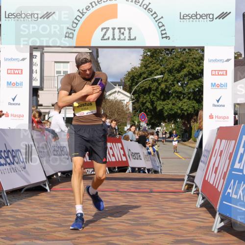 25.08.2024 - 20. Blankeneser Heldenlauf Strokosch-Dieckow http://msf.ph/oto/6818422 25.08.2024 10:18:37 Ziel 6354, 6410 meine-sportfotos.de