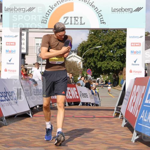 25.08.2024 - 20. Blankeneser Heldenlauf Strokosch-Dieckow http://msf.ph/oto/6818431 25.08.2024 10:18:37 Ziel 6354, 6410 meine-sportfotos.de