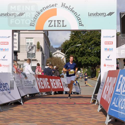 25.08.2024 - 20. Blankeneser Heldenlauf Strokosch-Dieckow http://msf.ph/oto/6818445 25.08.2024 10:18:46 Ziel 6185 meine-sportfotos.de