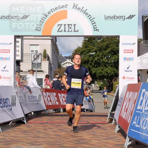 25.08.2024 - 20. Blankeneser Heldenlauf Strokosch-Dieckow http://msf.ph/oto/6818541 25.08.2024 10:18:55 Ziel 6185, 6412 meine-sportfotos.de