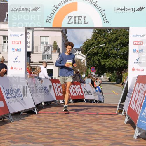 25.08.2024 - 20. Blankeneser Heldenlauf Strokosch-Dieckow http://msf.ph/oto/6818581 25.08.2024 10:19:01 Ziel 6141, 6412 meine-sportfotos.de