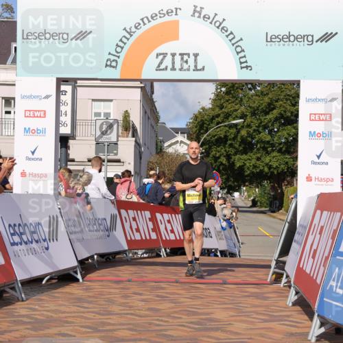 25.08.2024 - 20. Blankeneser Heldenlauf Strokosch-Dieckow http://msf.ph/oto/6818656 25.08.2024 10:19:09 Ziel 6141, 6216 meine-sportfotos.de