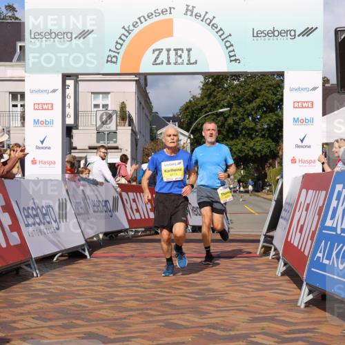 25.08.2024 - 20. Blankeneser Heldenlauf Strokosch-Dieckow http://msf.ph/oto/6819139 25.08.2024 10:20:46 Ziel 6173, 6207, 6293, 6294, 6513 meine-sportfotos.de