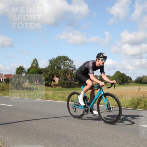 25.08.2024 - Elbe Triathlon Hamburg Fuchs,  Jonas http://msf.ph/oto/6821714 25.08.2024 10:42:39 Radfahren 1454, 693, 765, 1430 meine-sportfotos.de