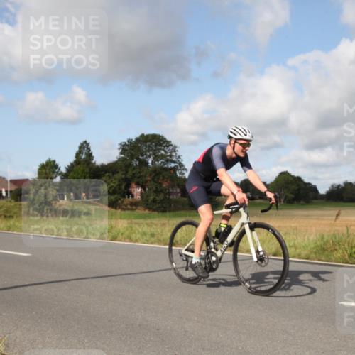 25.08.2024 - Elbe Triathlon Hamburg Fuchs,  Jonas http://msf.ph/oto/6823403 25.08.2024 10:21:01 Radfahren 560, 356, 617, 495, 655, 607, 350, 487, 619, 344 meine-sportfotos.de
