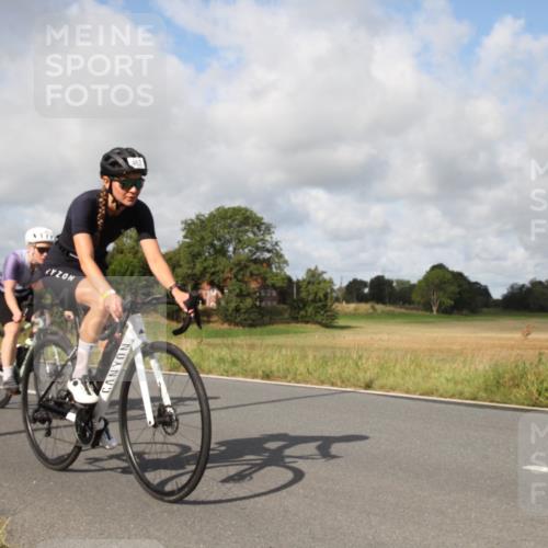 25.08.2024 - Elbe Triathlon Hamburg Fuchs,  Jonas http://msf.ph/oto/6824426 25.08.2024 10:04:07 Radfahren 487, 499, 393 meine-sportfotos.de