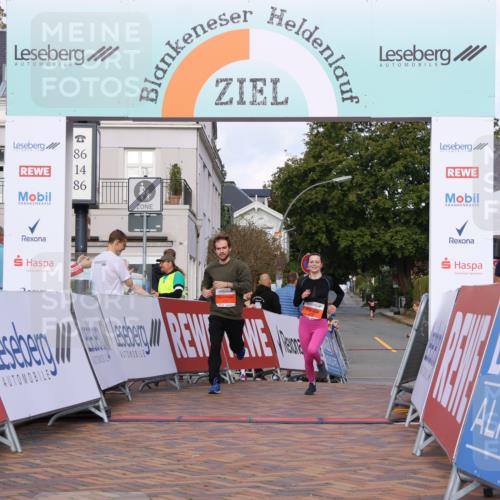 25.08.2024 - 20. Blankeneser Heldenlauf Strokosch-Dieckow http://msf.ph/oto/6825712 25.08.2024 09:53:13 Ziel 225, 226 meine-sportfotos.de