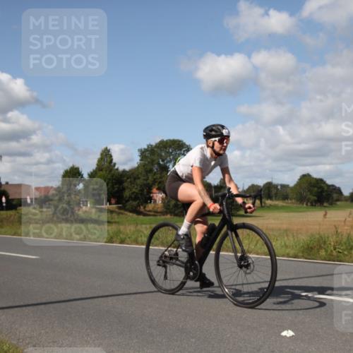25.08.2024 - Elbe Triathlon Hamburg Fuchs,  Jonas http://msf.ph/oto/6825857 25.08.2024 11:17:24 Radfahren 1692, 1694, 1699 meine-sportfotos.de