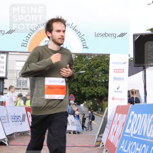 25.08.2024 - 20. Blankeneser Heldenlauf Strokosch-Dieckow http://msf.ph/oto/6825935 25.08.2024 09:53:17 Ziel 225, 226 meine-sportfotos.de