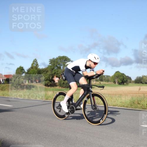 25.08.2024 - Elbe Triathlon Hamburg Fuchs,  Jonas http://msf.ph/oto/6827705 25.08.2024 09:17:37 Radfahren 256, 257, 1851 meine-sportfotos.de