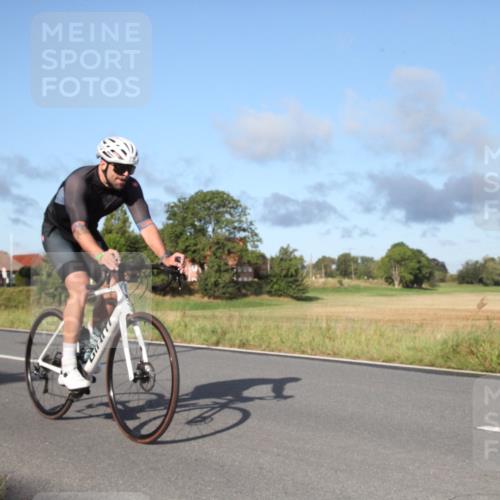 25.08.2024 - Elbe Triathlon Hamburg Fuchs,  Jonas http://msf.ph/oto/6827744 25.08.2024 09:18:34 Radfahren 119, 228, 73, 50, 242 meine-sportfotos.de