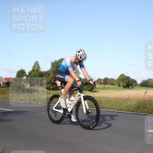 25.08.2024 - Elbe Triathlon Hamburg Fuchs,  Jonas http://msf.ph/oto/6828458 25.08.2024 09:31:07 Radfahren 400, 254, 271, 67, 113, 136, 187, 257, 302 meine-sportfotos.de