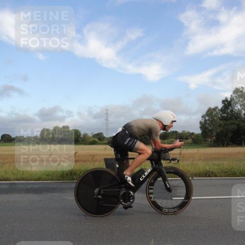 25.08.2024 - Elbe Triathlon Hamburg Fuchs,  Jonas http://msf.ph/oto/6828479 25.08.2024 08:41:46 Radfahren 105 meine-sportfotos.de