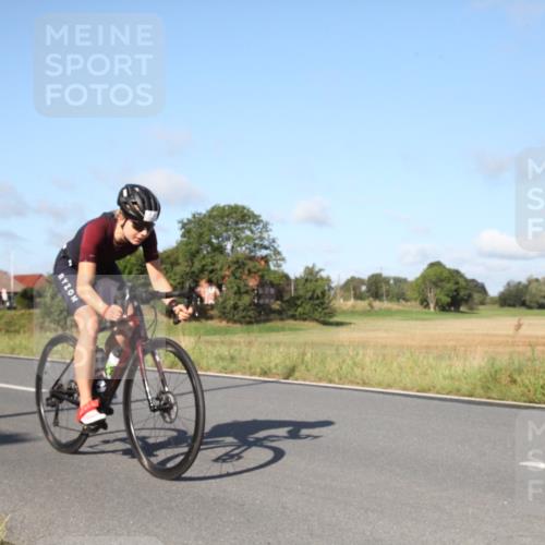 25.08.2024 - Elbe Triathlon Hamburg Fuchs,  Jonas http://msf.ph/oto/6829023 25.08.2024 09:38:10 Radfahren 296, 489, 365, 369, 120 meine-sportfotos.de