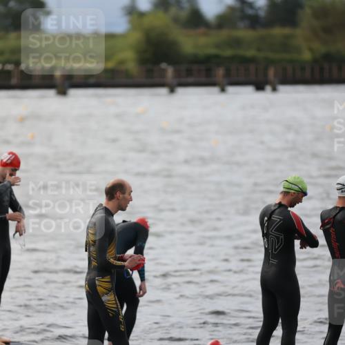 25.08.2024 - Elbe Triathlon Hamburg H.Heesch http://msf.ph/oto/6829808 25.08.2024 07:54:31 Schwimmen  meine-sportfotos.de