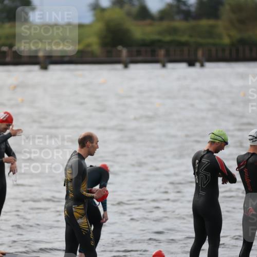 25.08.2024 - Elbe Triathlon Hamburg H.Heesch http://msf.ph/oto/6829809 25.08.2024 07:54:31 Schwimmen  meine-sportfotos.de