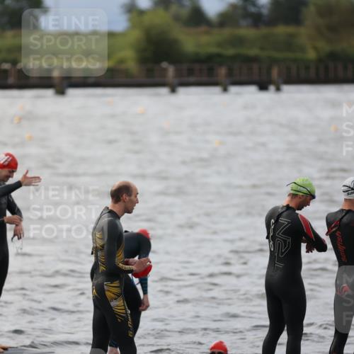25.08.2024 - Elbe Triathlon Hamburg H.Heesch http://msf.ph/oto/6829814 25.08.2024 07:54:31 Schwimmen  meine-sportfotos.de