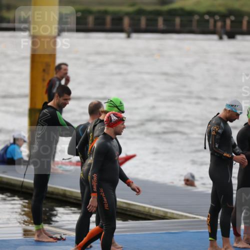 25.08.2024 - Elbe Triathlon Hamburg H.Heesch http://msf.ph/oto/6829865 25.08.2024 07:54:37 Schwimmen  meine-sportfotos.de