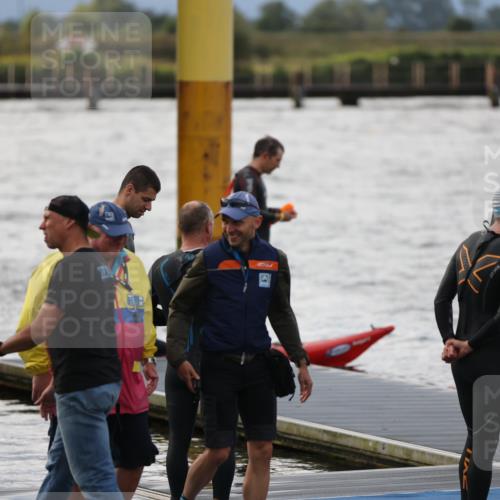 25.08.2024 - Elbe Triathlon Hamburg H.Heesch http://msf.ph/oto/6829879 25.08.2024 07:54:48 Schwimmen  meine-sportfotos.de