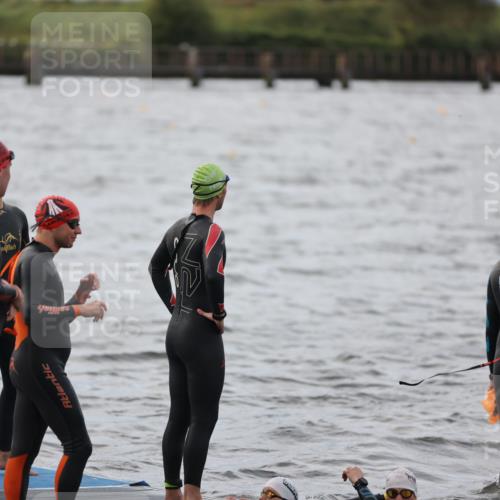 25.08.2024 - Elbe Triathlon Hamburg H.Heesch http://msf.ph/oto/6829935 25.08.2024 07:54:53 Schwimmen  meine-sportfotos.de