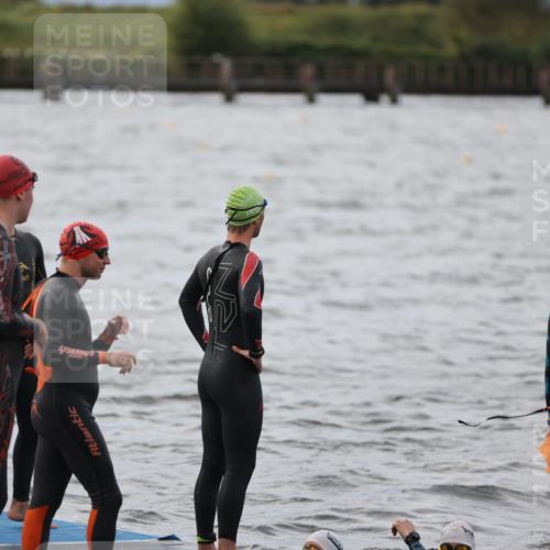 25.08.2024 - Elbe Triathlon Hamburg H.Heesch http://msf.ph/oto/6829939 25.08.2024 07:54:53 Schwimmen  meine-sportfotos.de