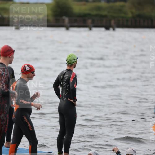 25.08.2024 - Elbe Triathlon Hamburg H.Heesch http://msf.ph/oto/6829940 25.08.2024 07:54:53 Schwimmen  meine-sportfotos.de