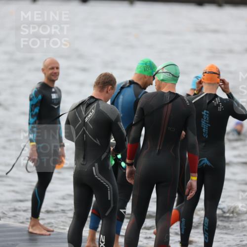 25.08.2024 - Elbe Triathlon Hamburg H.Heesch http://msf.ph/oto/6829960 25.08.2024 07:54:55 Schwimmen  meine-sportfotos.de