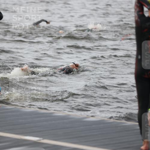 25.08.2024 - Elbe Triathlon Hamburg H.Heesch http://msf.ph/oto/6830009 25.08.2024 07:54:57 Schwimmen  meine-sportfotos.de