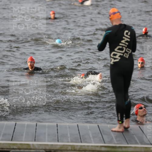25.08.2024 - Elbe Triathlon Hamburg H.Heesch http://msf.ph/oto/6830096 25.08.2024 07:56:09 Schwimmen  meine-sportfotos.de