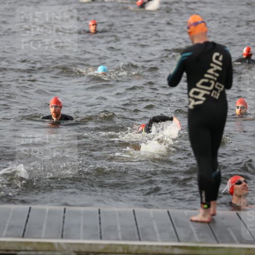 25.08.2024 - Elbe Triathlon Hamburg H.Heesch http://msf.ph/oto/6830100 25.08.2024 07:56:09 Schwimmen  meine-sportfotos.de