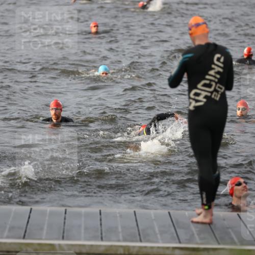 25.08.2024 - Elbe Triathlon Hamburg H.Heesch http://msf.ph/oto/6830105 25.08.2024 07:56:09 Schwimmen  meine-sportfotos.de
