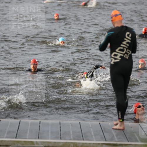 25.08.2024 - Elbe Triathlon Hamburg H.Heesch http://msf.ph/oto/6830110 25.08.2024 07:56:09 Schwimmen  meine-sportfotos.de
