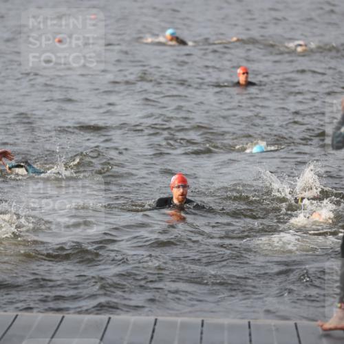 25.08.2024 - Elbe Triathlon Hamburg H.Heesch http://msf.ph/oto/6830139 25.08.2024 07:56:10 Schwimmen  meine-sportfotos.de